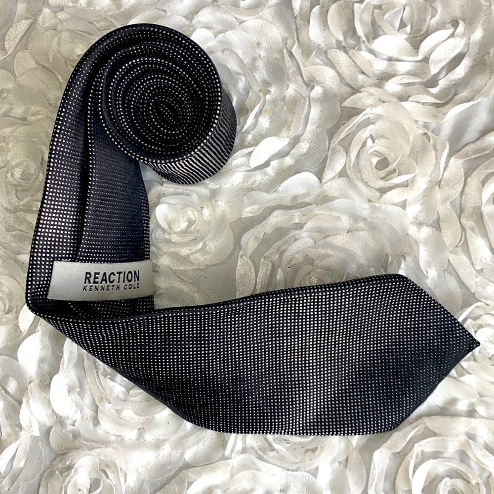 New Black and white Reaction Kenneth Cole silk tie